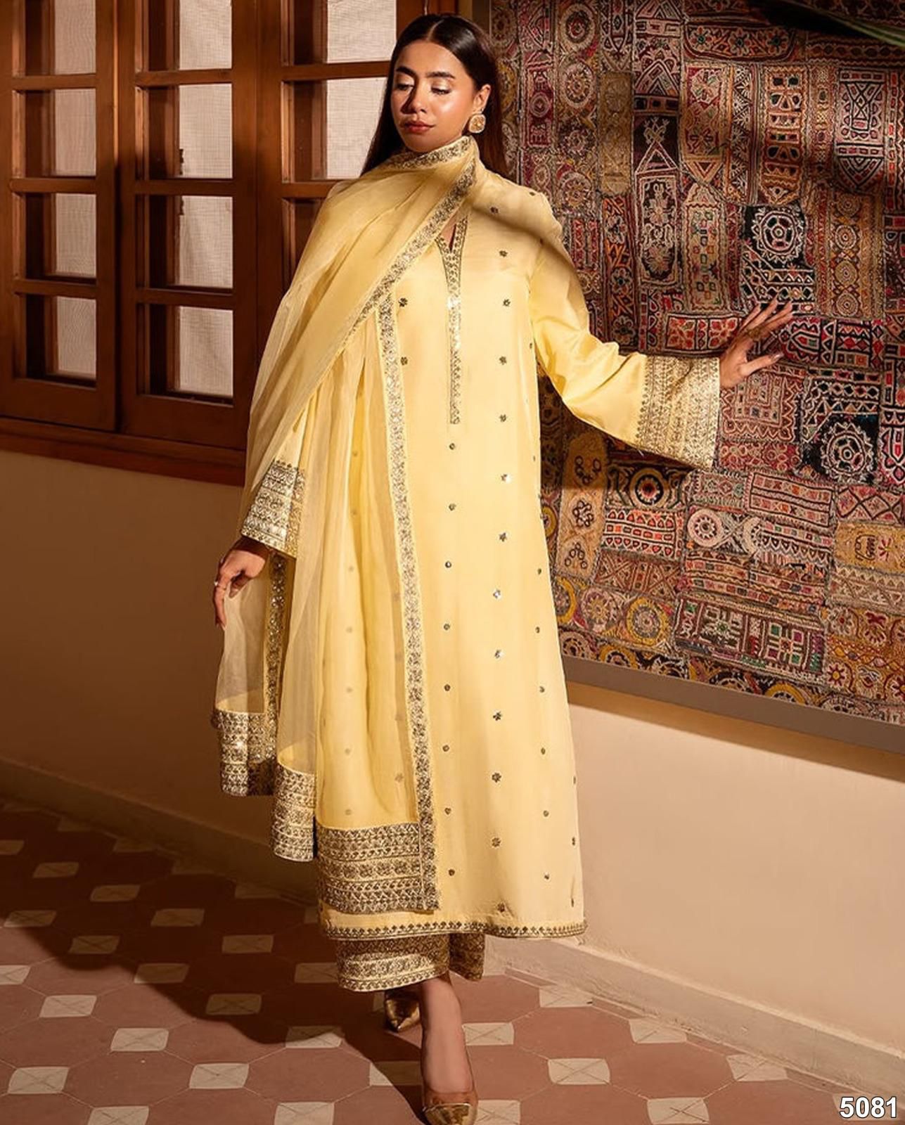 #5081 Signature π― Pure Dhanak Embroidered Suit β With Embroidered Trouser & Shawl Pallu AB